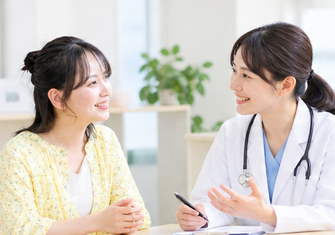女性医師に体調を相談する女性のイメージ