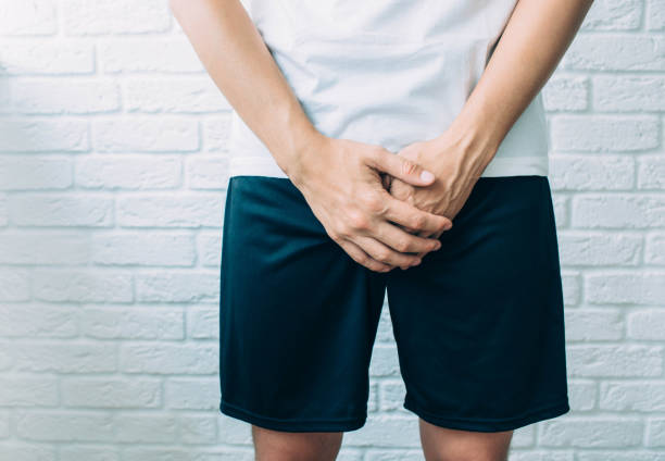 下腹部に手をあてる男性