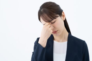 ドライアイ(目の渇き)の原因・治し方は?症状や目薬、対策を医師が解説!