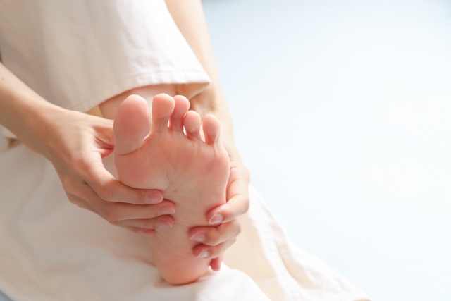 足底筋膜炎の治し方｜かかとの激痛は「太りすぎ」や「靴」が原因？やってはいけないことやストレッチを医師が解説！