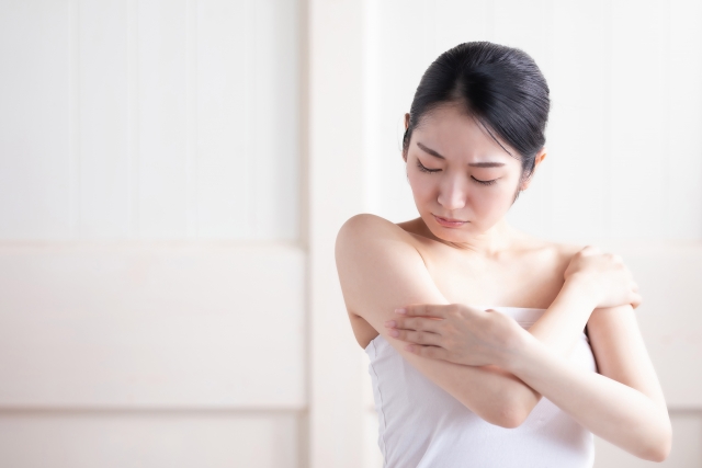 毛孔性苔癬の治し方｜二の腕のブツブツの原因は？市販薬の効果やケア方法を医師が解説