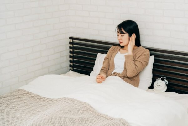 耳管開放症の治し方は？自分の声が響く原因とやってはいけないことを医師が解説