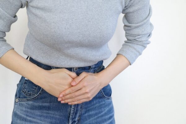 SIBO（小腸内細菌増殖症）の原因・症状・治し方は？食べてはいけないものと低FODMAP食を医師が解説