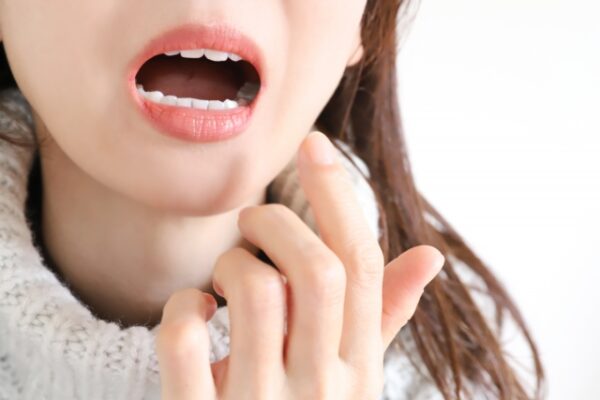 ドライマウス（口の乾き）の原因と治し方は？更年期や薬の影響、対策を医師が解説！