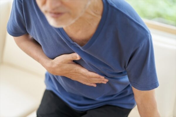 肋間神経痛とは？どこがどんな風に痛むの？｜原因や症状、何科に行くべきか医師が解説！