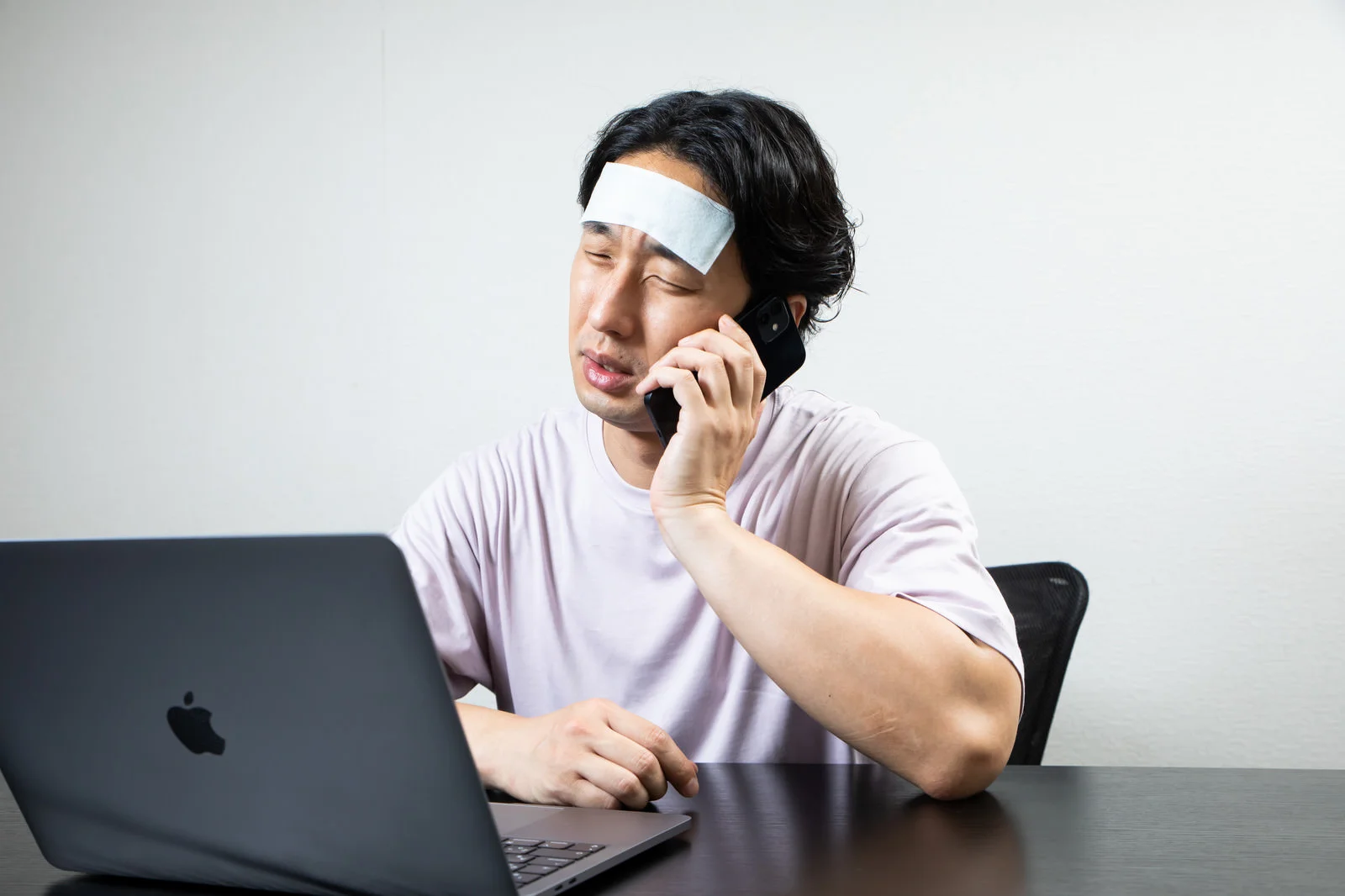 【2025年最新】コロナ感染で仕事は何日休む？会社への報告、仕事復帰の目安、有給や保険まで医師が解説！